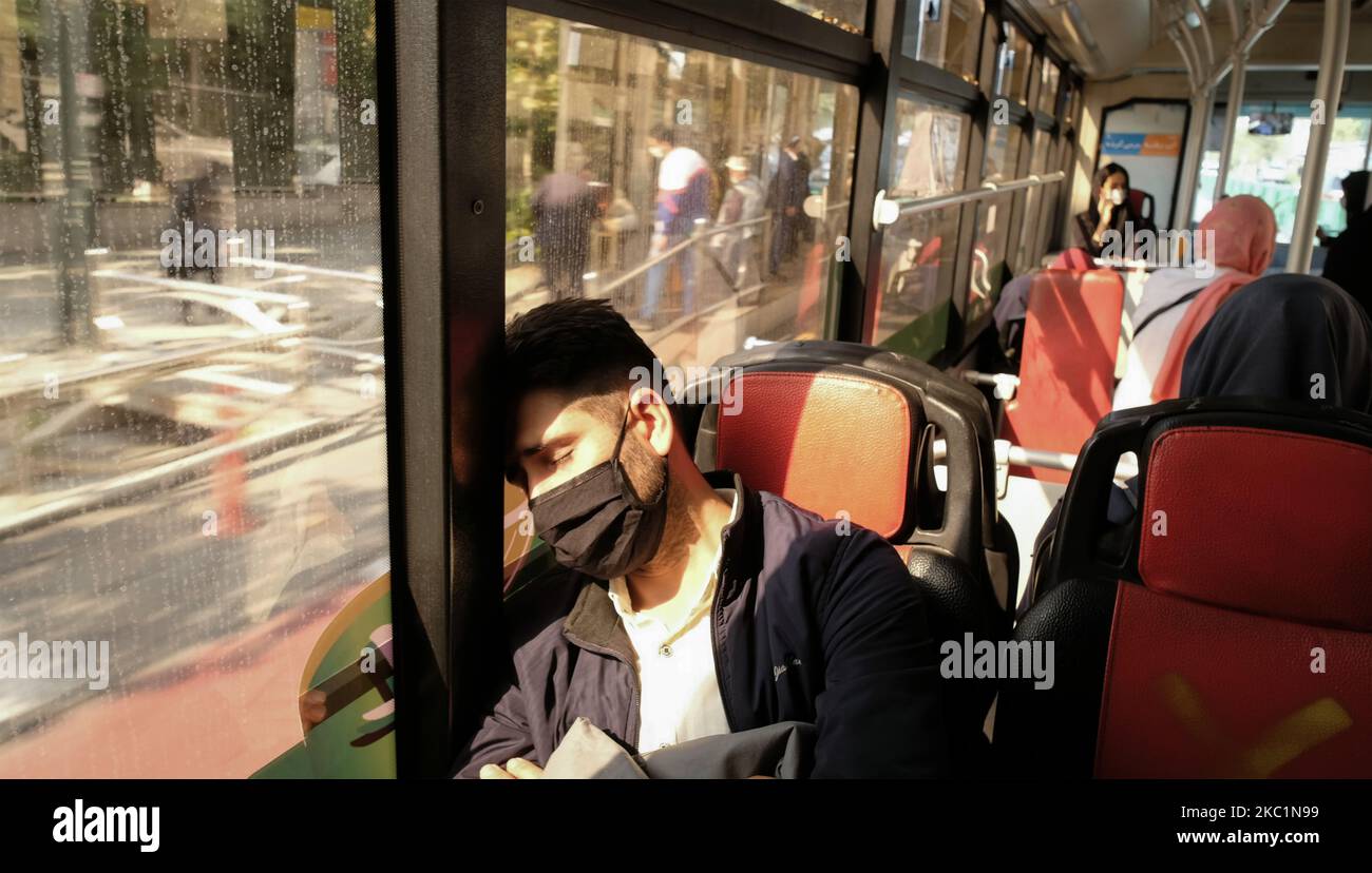 Protective face mask sleeps hires stock photography and images Alamy