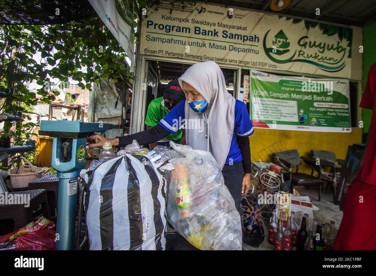 residents-weighs-inorganic-waste-in-the-bank-sampah-garbage-bank