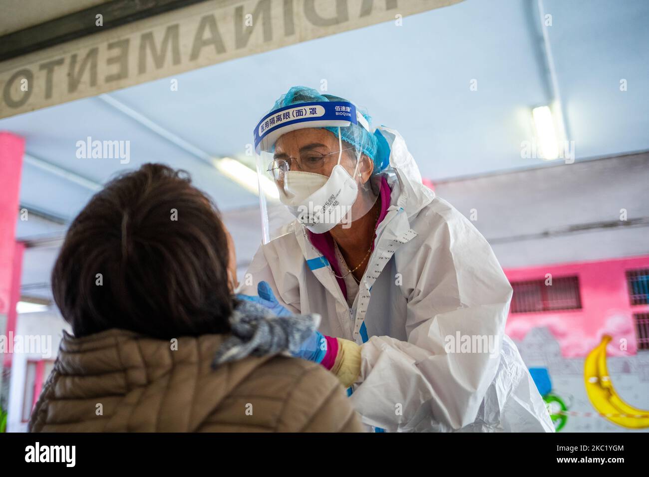 Health workers collect swab in Turin, Italy, on October 16, 2020. Many places of sanitary test are put in place to contrast the spread of Sars-cov-2 infection and prevent the second wave. In the picture one of the Covid-19 control hotspot where rhino-pharyngeal swabs are carried out for people deemed at risk after trips abroad, infections at school or in the workplace, or simply for possible contacts with infected people. (Photo by Mauro Ujetto/NurPhoto) Stock Photo