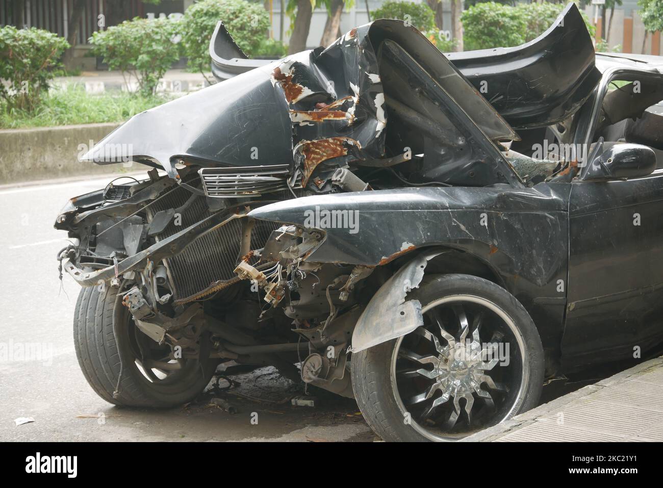 Black car damaged hi-res stock photography and images - Alamy
