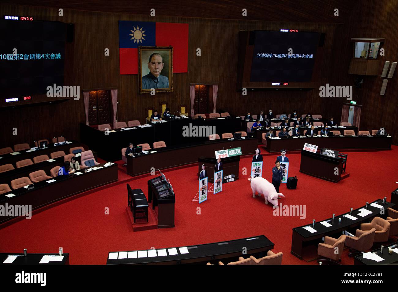 The KMT lawmakers aoccupy the speaker’s podium to prevent Premier Su Tseng-chang from giving his policy address of the session., in Taipei, Taiwan, on October 20, 2020. The Chinese Nationalist Party (KMT) to oppose President Tsai on U.S. meat imports due to the controversial feed additive ractopamine in imported pork . KMT lawmakers occupy the Legislative Yuan with a pig mock-up on the floor to call on Premier Su Tseng-chang to apologise for the US pork imports policy in Taipei. (Photo by Annabelle Chih/NurPhoto) Stock Photo