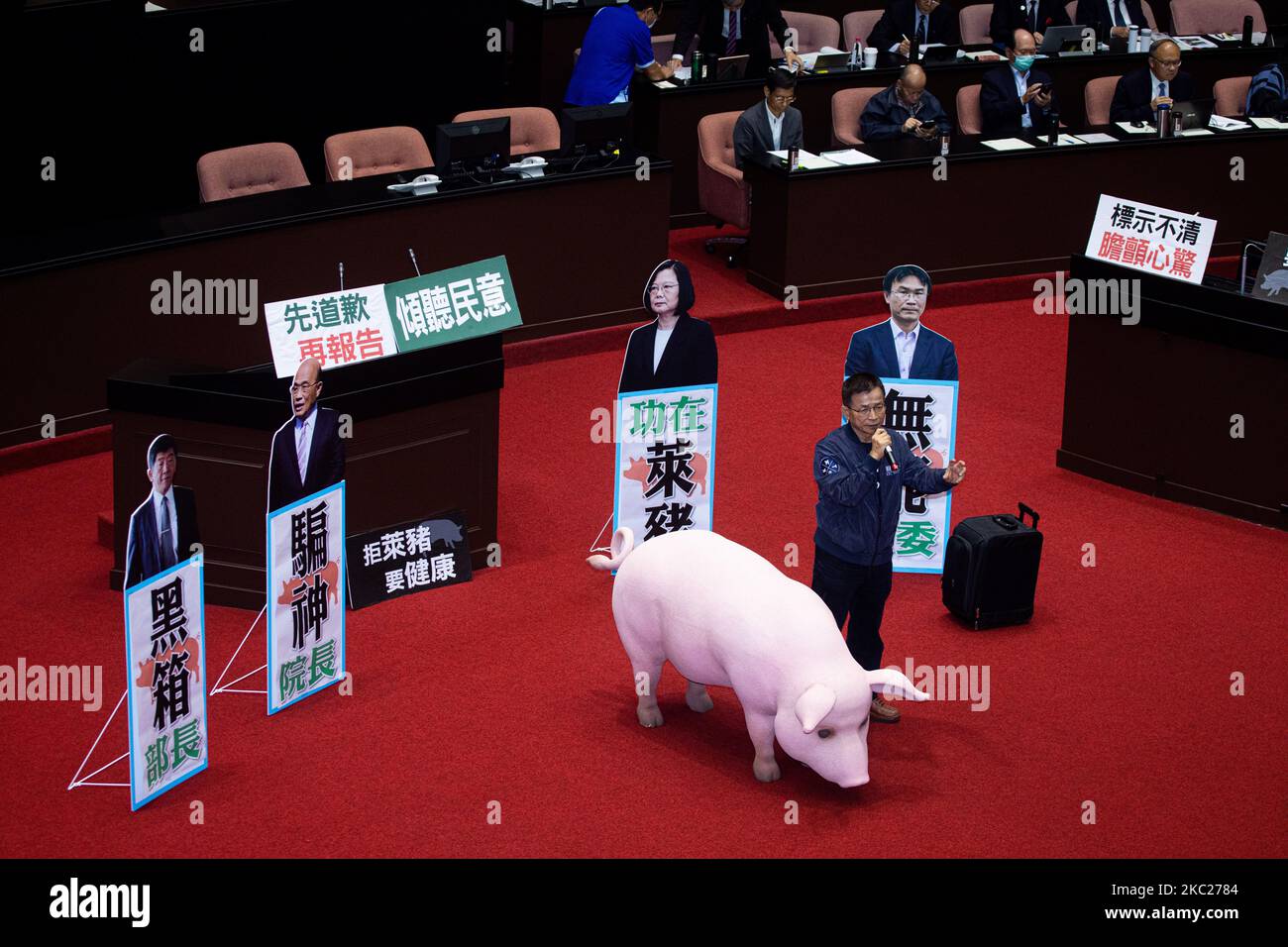 The KMT lawmakers aoccupy the speaker’s podium to prevent Premier Su Tseng-chang from giving his policy address of the session., in Taipei, Taiwan, on October 20, 2020. The Chinese Nationalist Party (KMT) to oppose President Tsai on U.S. meat imports due to the controversial feed additive ractopamine in imported pork . KMT lawmakers occupy the Legislative Yuan with a pig mock-up on the floor to call on Premier Su Tseng-chang to apologise for the US pork imports policy in Taipei. (Photo by Annabelle Chih/NurPhoto) Stock Photo
