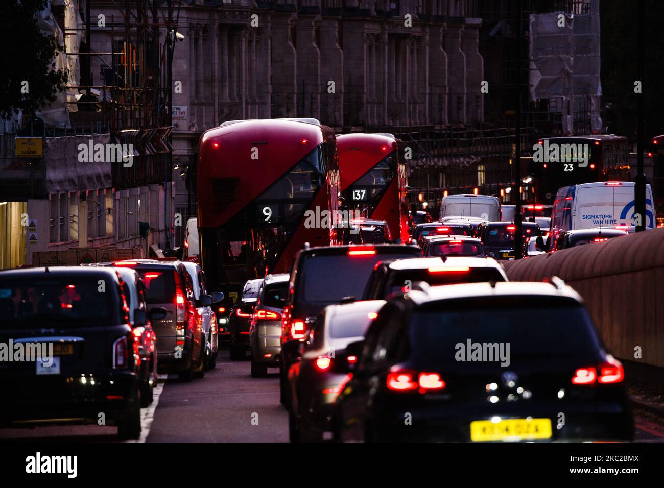 Cars and buses queue in a long traffic jam on Knightsbridge in London, England, on October 22, 2020. Government plans to expand the London Congestion Charging Zone to help fund a bailout for beleaguered public transport body Transport for London (TfL) are reportedly running up against fierce opposition from Conservative Party MPs in the capital responding to leaked details of the proposals. (Photo by David Cliff/NurPhoto) Stock Photo