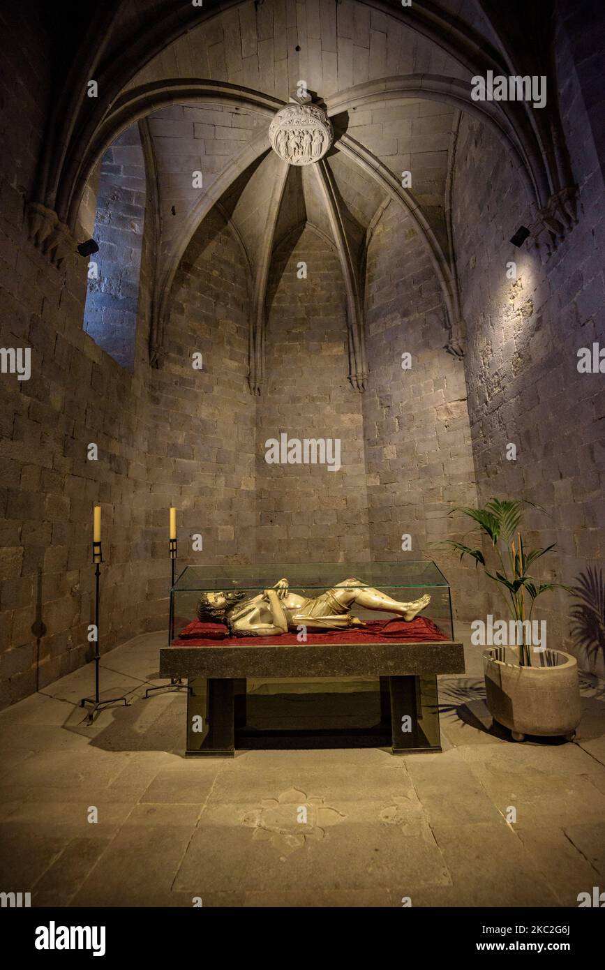 Sculpture of recumbent Christ (1350) inside the basilica of Sant Feliu in Girona (Catalonia, Spain) ESP: Escultura de Cristo yacente (1350) en Gerona Stock Photo