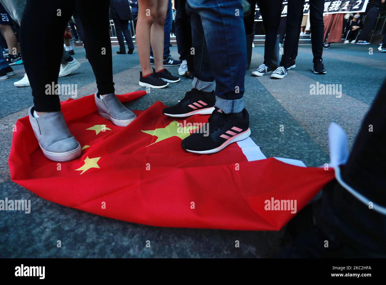 Approximately 3000 people wearing black bloc, holding signs and Hong Kong independence flags and chanting slogans demand for release of the 12 Hong Kong people who have been apprehended by Chinese law enforcement during their trip by boat to Taiwan, in Taipei City, Taiwan, on 25 October 2020. The group stepping onto China's national flags and waving the flags of former British Hong Kong also gather outside the Chinese owned Taipei Branch of ''Bank of China'' before ending the march at the Hong Kong Economic, Trade and Cultural Office in Taipei. (Photo by Ceng Shou Yi/NurPhoto) Stock Photo