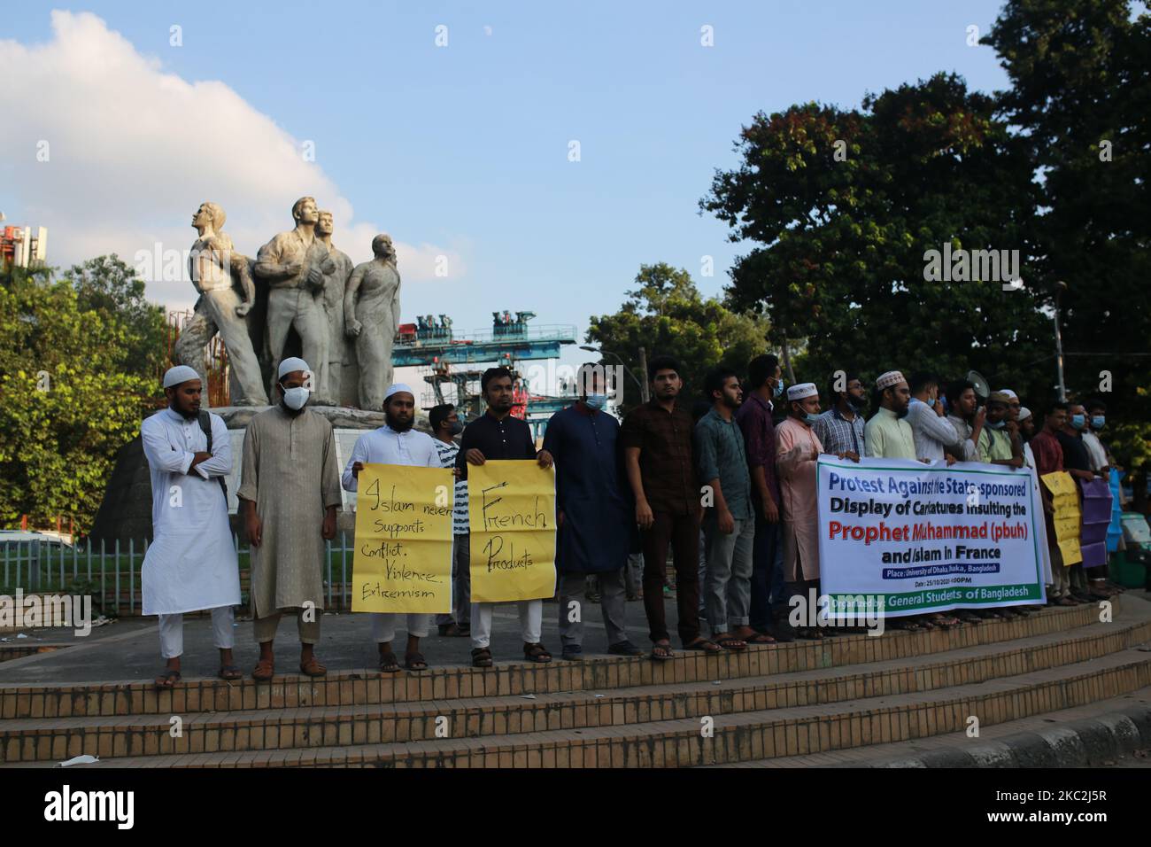 Bangladeshi students protest against the reprinting cartoons of the Prophet Mohammed by French satirical magazine Charlie Hebdo's, in Dhaka on October 25, 2020. (Photo by Rehman Asad/NurPhoto) Stock Photo