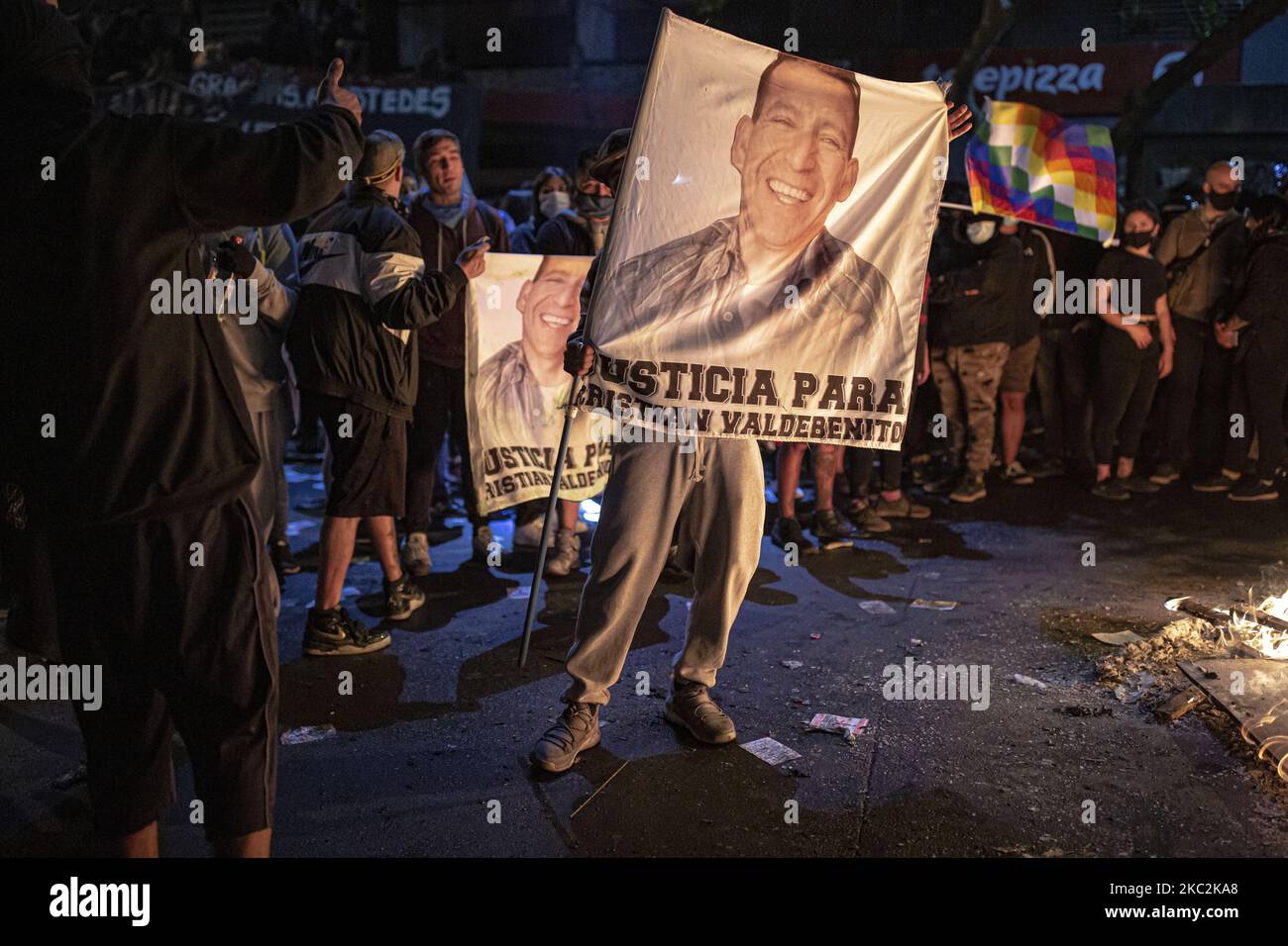 People gather to celebrate the victory of the referendum, in Santiago, Chile, on October 25, 2020 that will replace its 40-year-old constitution, written during the dictatorship of General Augusto Pinochet, in Santiago, Chile. (Photo by Felipe Vargas Figueroa/NurPhoto) Stock Photo