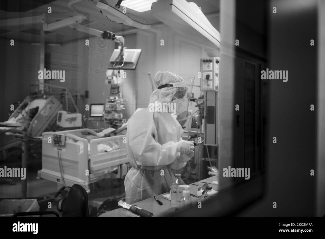 (EDITOR'S NOTE: IMAGE HAS BEEN CONVERTED TO BLACK AND WHITE) A medical worker in personal protective equipment (PPE)is seen in the COVID level-3, Intensive Care Unit (ICU) for novel coronavirus, COVID-19 cases, at the Casal Palocco hospital, near Rome on October 26, 2020. .According to Ministry of Health there has been 21,273 infections from Covid-19 in the last 24 hours out of 161,880 tampons carried out. 128 deaths and 80 additional patients admitted to intensive care units. (Photo by Christian Minelli/NurPhoto) Stock Photo