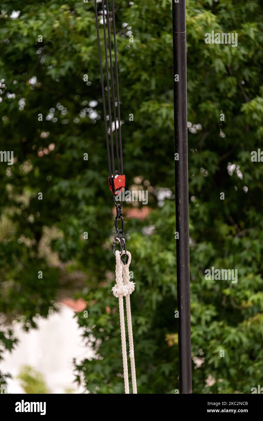 Mechanical rope pulley system hi-res stock photography and images