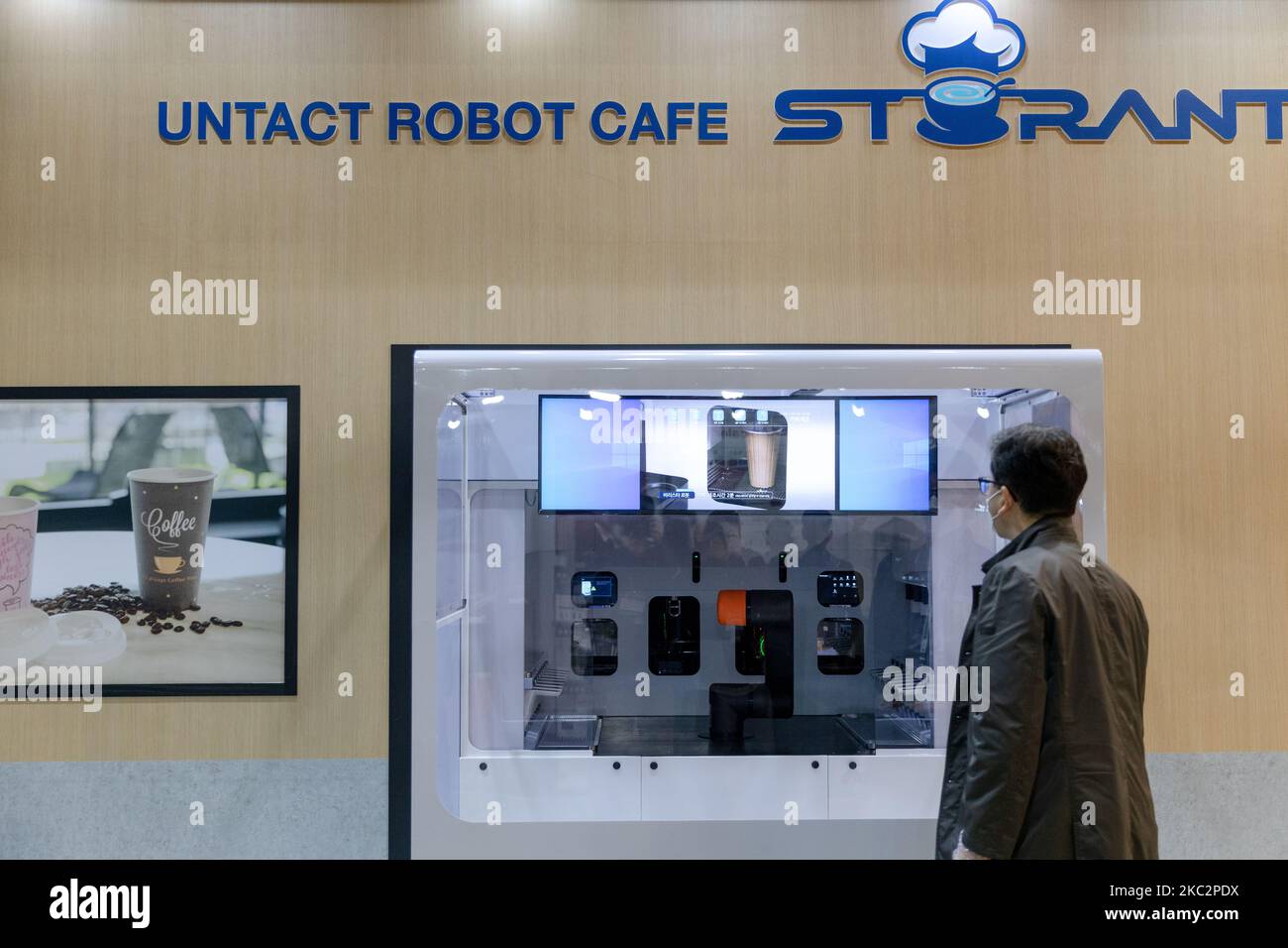 STORANT's artificial intelligence barista robot is demonstrating the process of making coffee during AI Expo Korea at Coex on October 27, 2020 in Seoul, South Korea. STORANT has developed and commercialized the world's finest smart barista system, in which robots manufacture coffee and transmit it to tables with customers. By December 2020, 15 stores will be opened in major cities nationwide. (Photo by Chris Jung/NurPhoto) Stock Photo