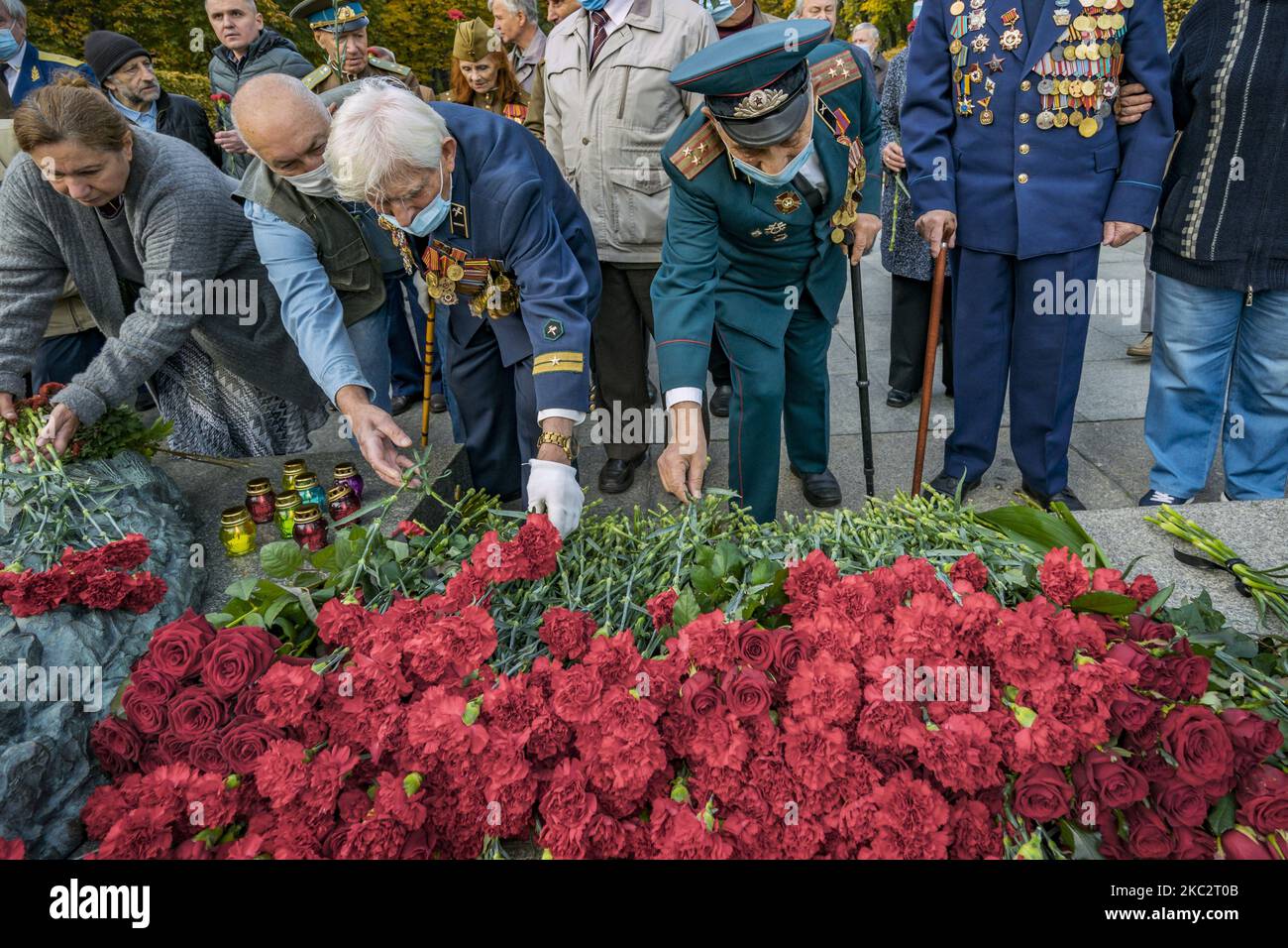 Second World War veterans lay flowers in the Tomb of the Unknown ...