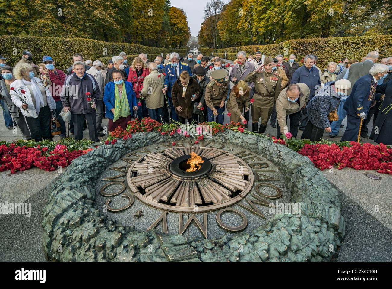 Veterans and people lay flowers in the Tomb of the Unknown Soldier in ...