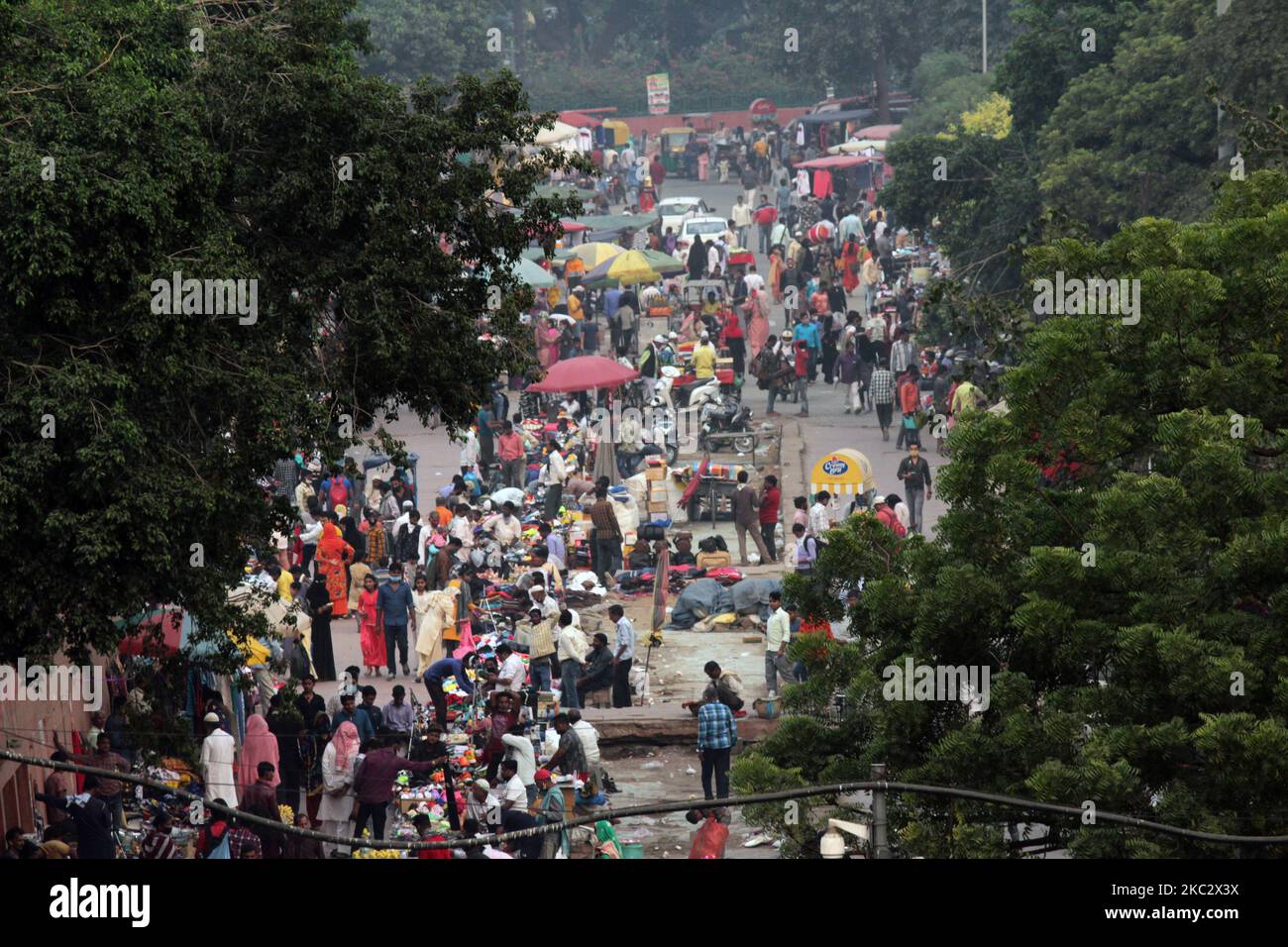 A view of a crowded street in one of the most dense part of the national capital-flouting all social distancing guidelines setup to curb Covid-19, at Meena Bazar near Jama Masjid, on October 29, 2020 in Delhi. India's Covid-19 tally crossed the eight million mark with 49,881 cases within a span of 24 hours. While the total caseload stood at 8,040,203, the death toll also rose to 120,527, according to the Ministry of Health and Family Welfare. (Photo by Mayank Makhija/NurPhoto) Stock Photo