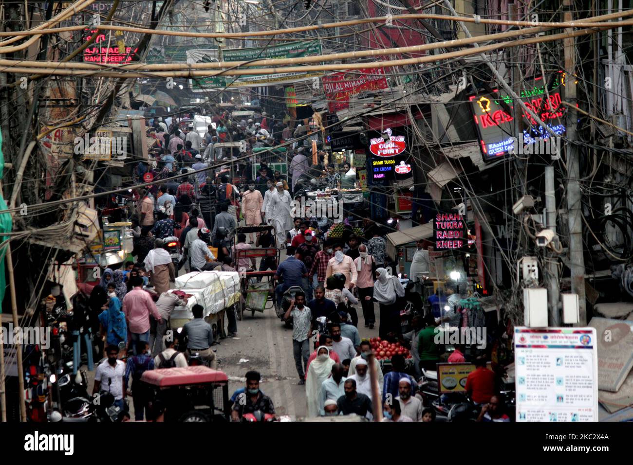 A view of a crowded street in one of the most dense part of the national capital-flouting all social distancing guidelines setup to curb Covid-19, near Jama Masjid, Matia Mahal, on October 29, 2020 in Delhi. India's Covid-19 tally crossed the eight million mark with 49,881 cases within a span of 24 hours. While the total caseload stood at 8,040,203, the death toll also rose to 120,527, according to the Ministry of Health and Family Welfare. (Photo by Mayank Makhija/NurPhoto) Stock Photo
