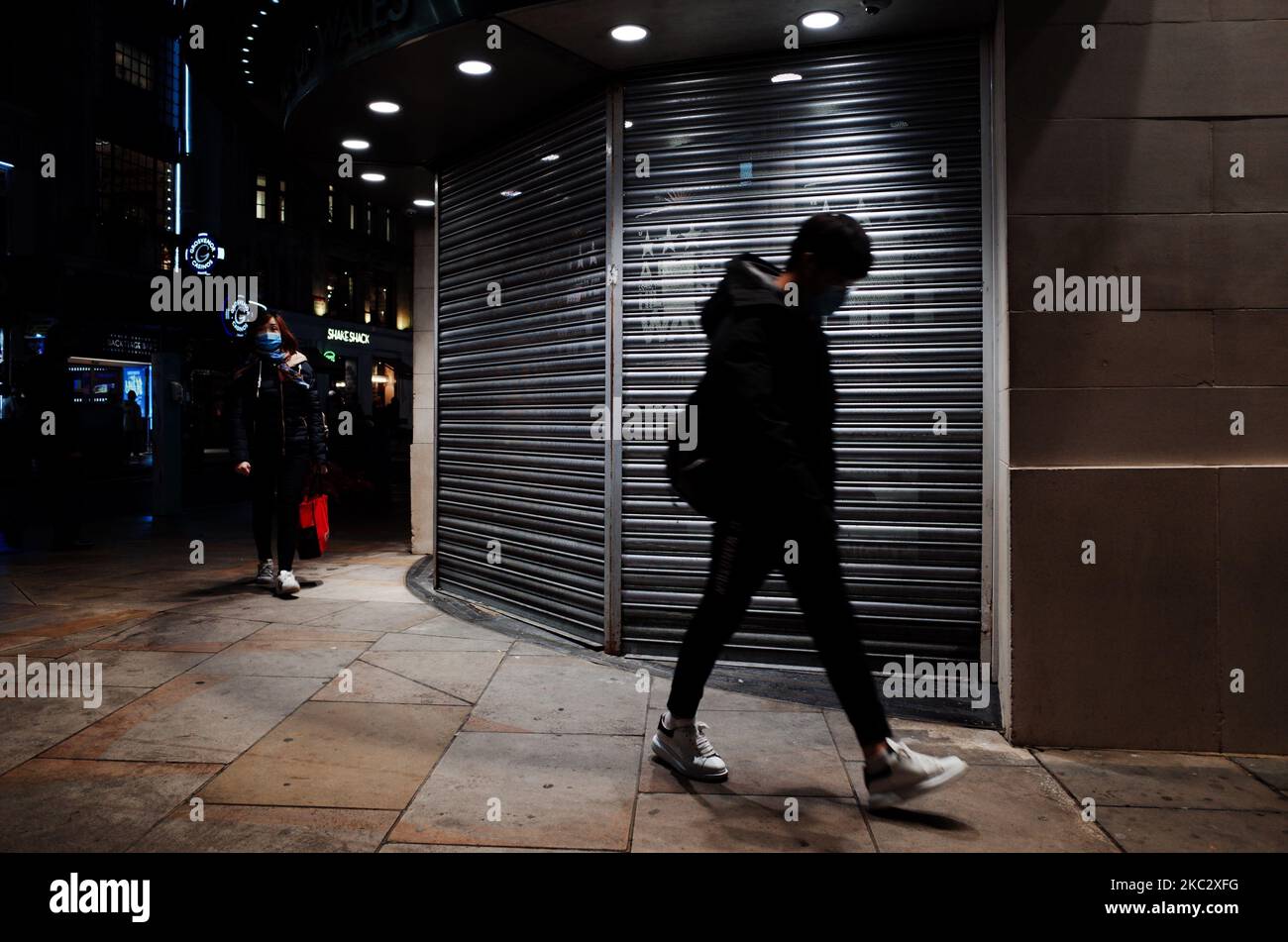 People walk past the shuttered Prince of Wales Theatre, normally home to musical 'The Book of Mormon', on Coventry Street in London, England, on October 29, 2020. The UK looks set to continue its system of local coronavirus restrictions for now, holding out against following France and Germany in ordering a second national lockdown. Britain meanwhile recorded a further 280 additional deaths today of people who had tested positive for covid-19 within the previous 28 days. (Photo by David Cliff/NurPhoto) Stock Photo