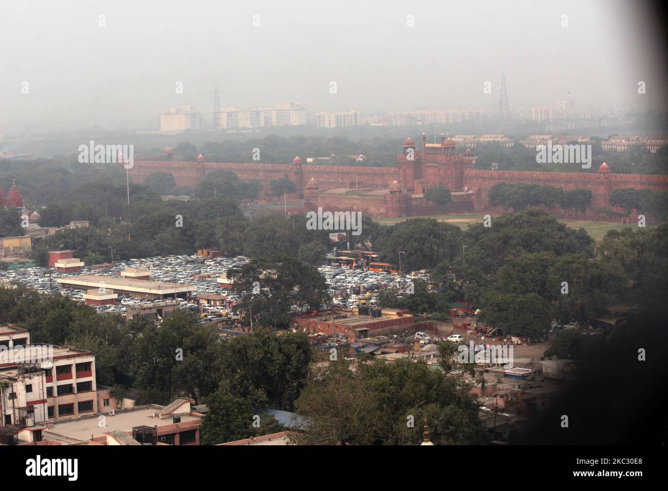 An aerial view of Delhi as toxic smog covers the capital's skyline and air quality deteriorates to the ''severe'' category for the first time this year, according to the Central Pollution Control Board (CPCB) on October 29, 2020 as seen from the iconic Jama Masjid in Old Delhi. At 1pm, Delhi's average AQI reading was 402, as per data from CPCB. (Photo by Mayank Makhija/NurPhoto) Stock Photo