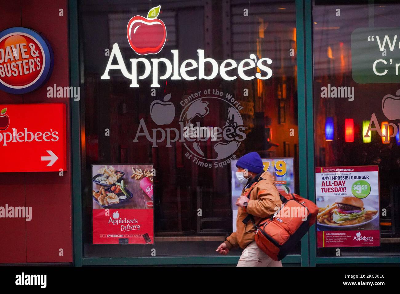 General view of people wearing mask passing by Applebee’s Times Square branch in New York City on October 30, 2020. Applebee’s Neighborhood Grill is expected to permanently shut down 15 branches during the fourth quarter, franchisor Dine Brands Global alerted investors Wednesday. (Photo by John Nacion/NurPhoto) Stock Photo