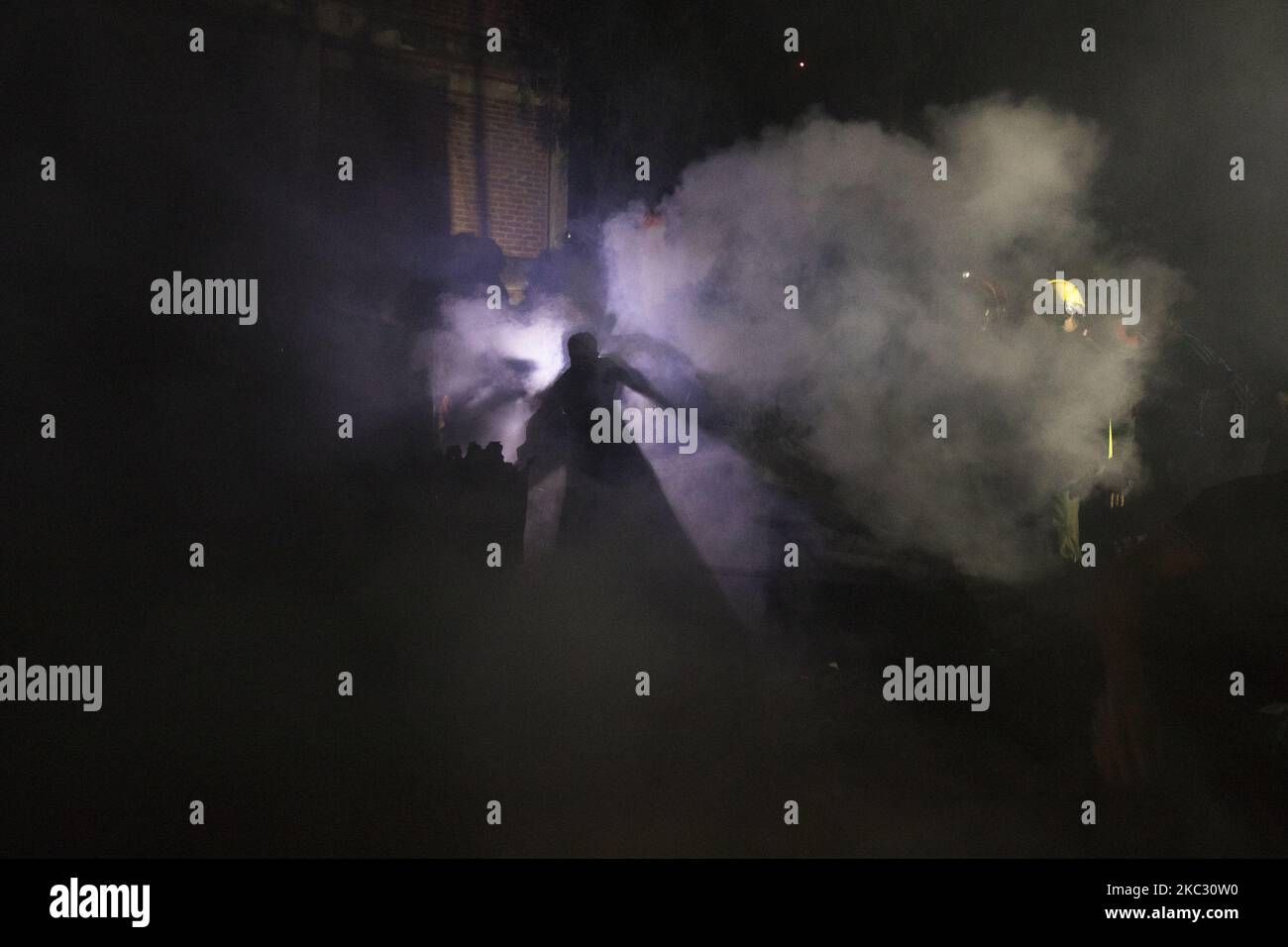A residence work to extinguish a fire that broke out in a slum in Dhaka ...