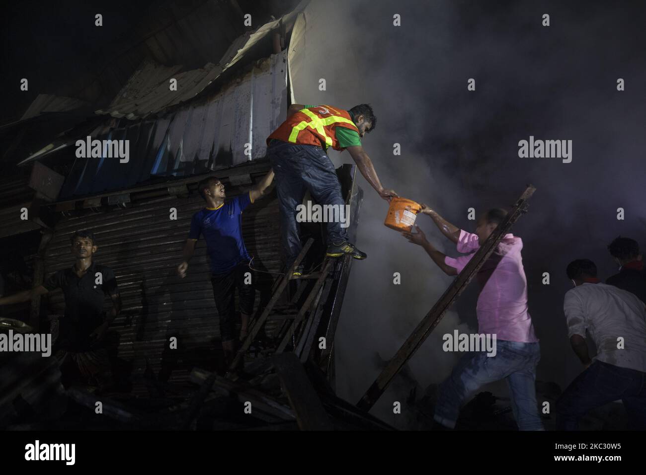 Residence and volunteer work to extinguish a fire that broke out in a ...