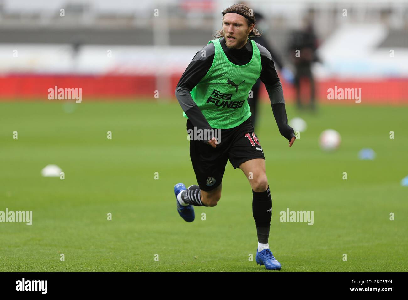 Jeff Hendrick warms up during the Premier League match between Newcastle United and Everton at St. James's Park, Newcastle on Sunday 1st November 2020. (Photo by Mark Fletcher/MI News/NurPhoto) Stock Photo