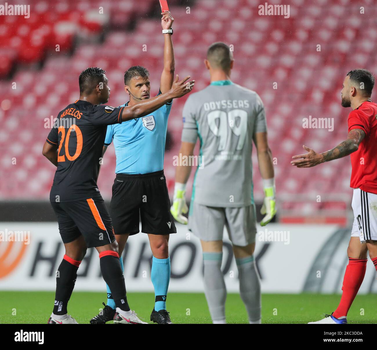 Referee show red card to Nicolas Otamendi of SL Benfica during the UEFA Europa League Group D stage match between SL Benfica and Rangers FC at Estadio da Luz on November 5, 2020 in Lisbon, Portugal. (Photo by Paulo Nascimento/NurPhoto) Stock Photo