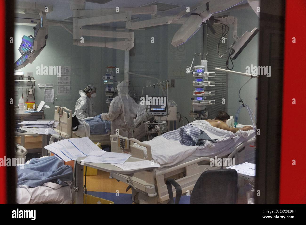 A view inside the intensive care unit (ICU) in the COVID 19 department at the Istituto Clinico Casalpalocco hospital in Rome, Italy on 6th November 2020, Italy. The Italian Government is adopting the measure of a soft lockdown, different for any region. The number of new Infections due to the COVID-19 rised up to 35000 new cases in the last day. (Photo by Matteo Trevisan/NurPhoto) Stock Photo