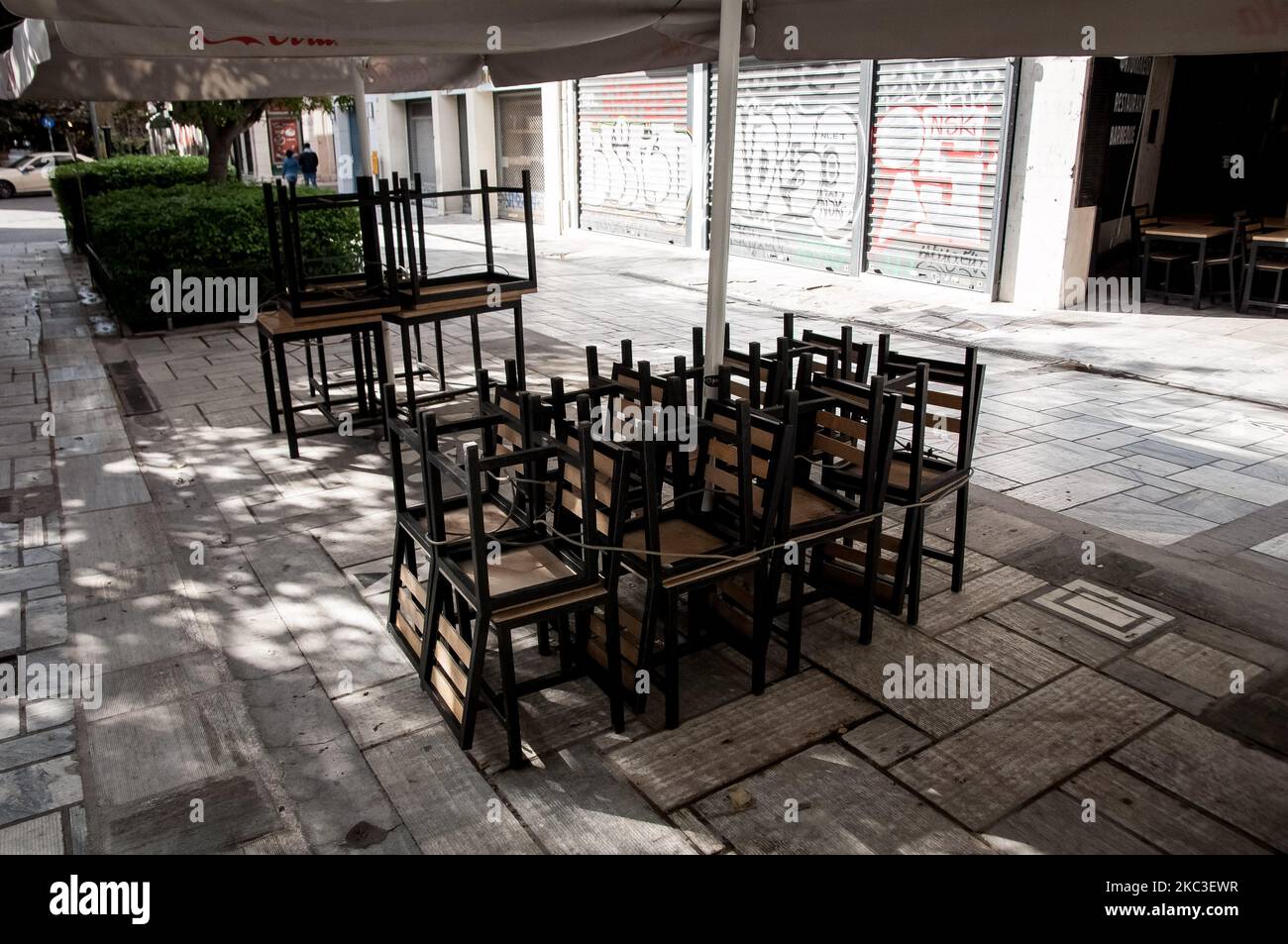 A closed cafe during the first day of the 2nd lockdown in Athens, Greece on November 7, 2020. Greece enters a second lockdown due to the rising numbers of infected and diseased by the COVID-19 Novel Coronavirus infection. (Photo by Nikolas Kokovlis/NurPhoto) Stock Photo