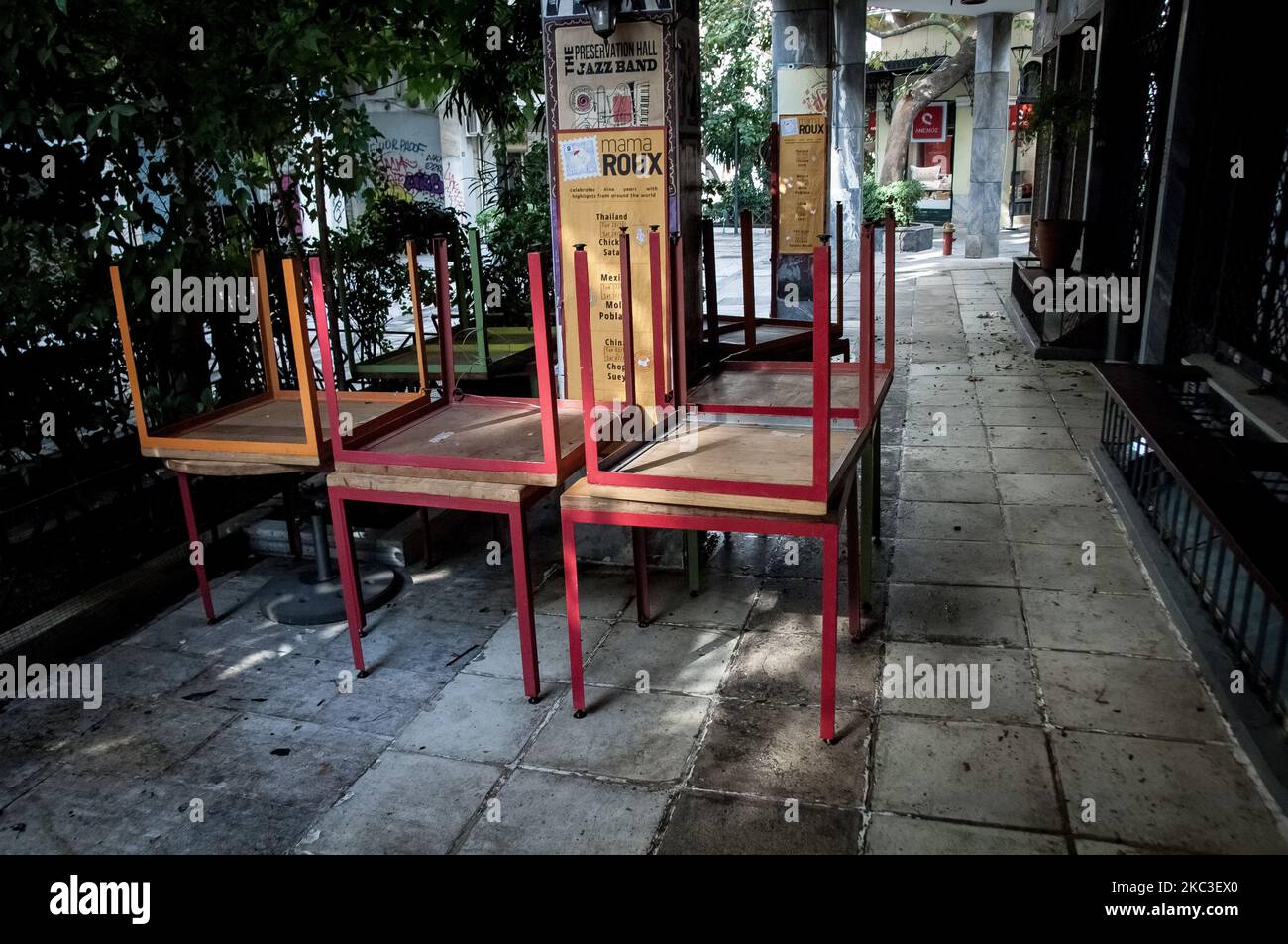 A closed cafe during the first day of the 2nd lockdown in Athens, Greece on November 7, 2020. Greece enters a second lockdown due to the rising numbers of infected and diseased by the COVID-19 Novel Coronavirus infection. (Photo by Nikolas Kokovlis/NurPhoto) Stock Photo