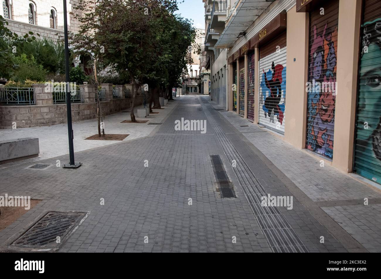 An empty street during the first day of the 2nd lockdown in Athens, Greece on November 7, 2020. Greece enters a second lockdown due to the rising numbers of infected and diseased by the COVID-19 Novel Coronavirus infection. (Photo by Nikolas Kokovlis/NurPhoto) Stock Photo