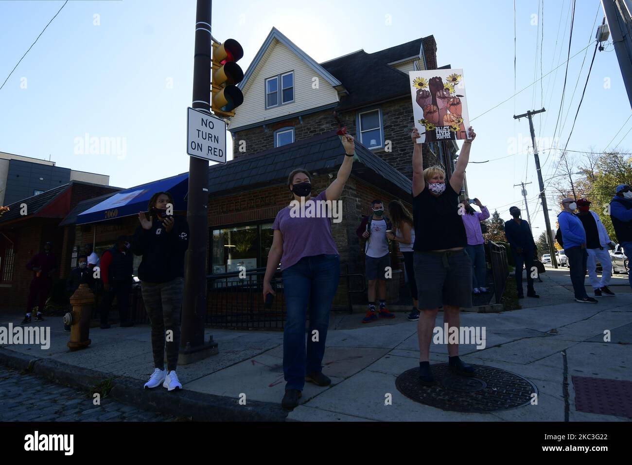 Philadelphians celebrate after the announcement of the historic victory of Joe Biden and Kamala Harris in the 2020 US Presidential Elections, in the liberal neighborhood of Mt Airy in Northwest Philadelphia, PA, USA on November 7, 2020. (Photo by Bastiaan Slabbers/NurPhoto) Stock Photo