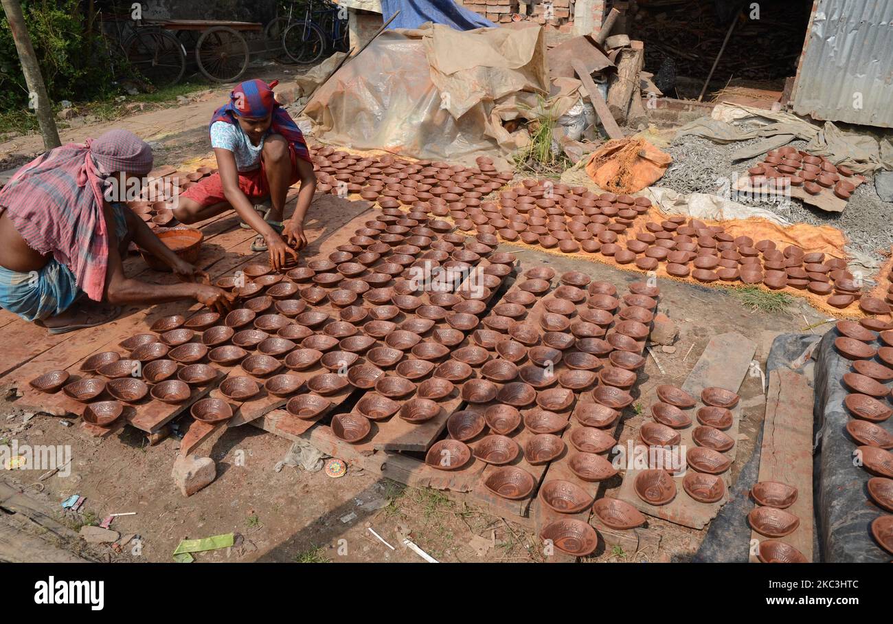 Indian workers prepares “Diyas” or Earthen Lamp at a workshop for the upcoming Diwali festival on the outskirts of Kolkata , India on Sunday , 8th November, 2020. Diwali marks the triumph of the Good over the evil and the biggest and the brightest of all Hindu festivals. (Photo by Sonali Pal Chaudhury/NurPhoto) Stock Photo