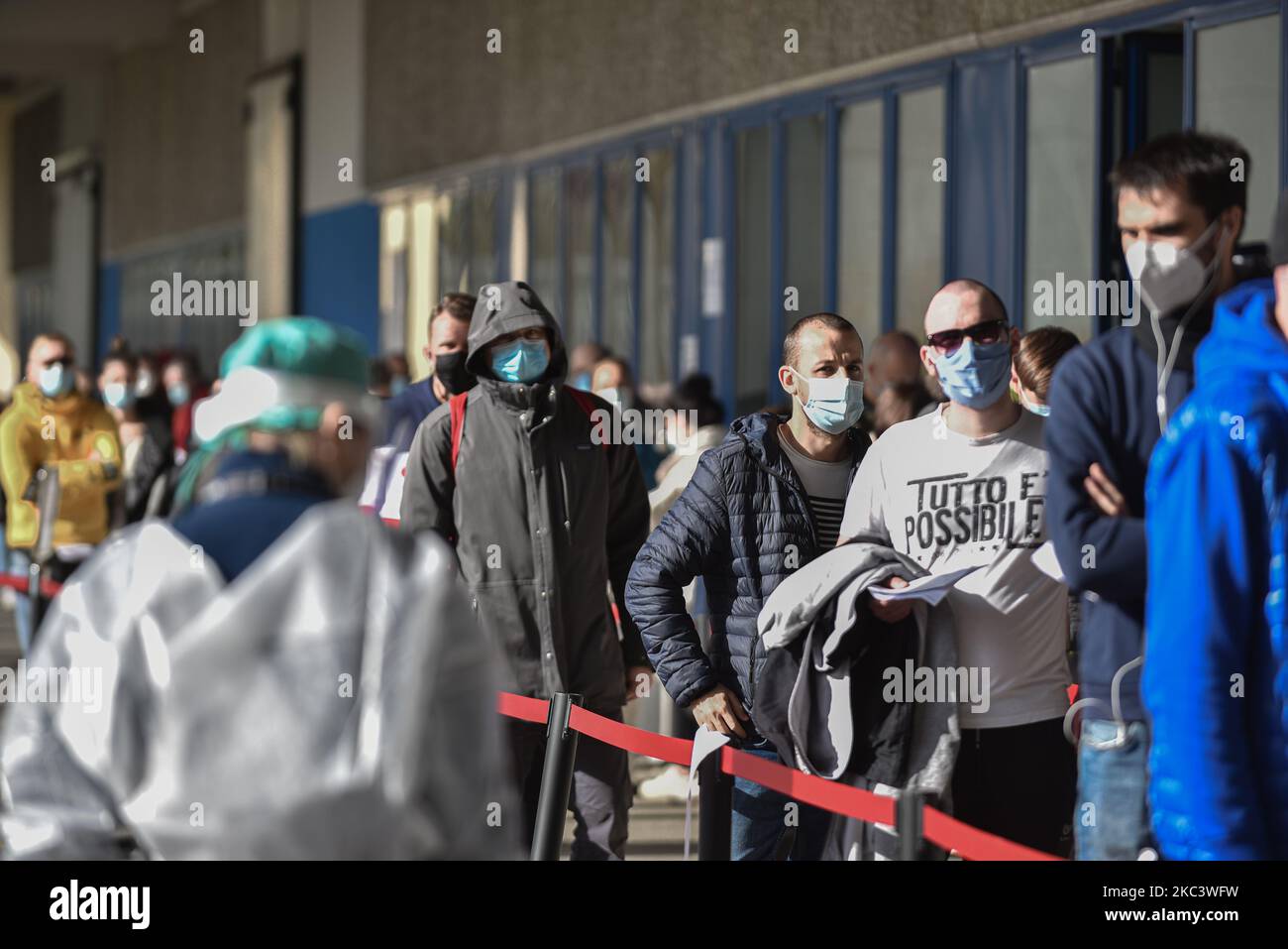 people in line waiting to swab at the swab point set up below the Euganeo Stadium. They all wear protective masks, are spaced one meter apart and are controlled and assisted by medical personnel and not by the Italian Army. Padua, 11 November 2020 With the increase in the curve of infections and consequently of the infected, the hospitals of the Veneto and specifically of Padua and Schiavonia are close to collapse. To ease the grueling workload on the shoulders of doctors and nurses, the army took to the field with its qualified personnel. Army doctors and nurses from today preside and help st Stock Photo