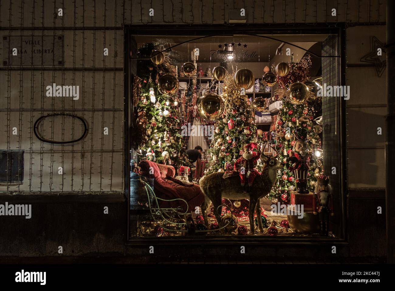 A shop window decorated for the Christmas holiday during the first day of the Red Zone in Aversa, Italy, November 15, 2020. As of today the Campania region is Zona Rossa Covid-19, Campania measures about 4000 contagions per day of Covid-19 and hospitals are collapsing. Today a call for tenders has been made for 450 doctors to fight the Coronavirus in Campania, 150 specialists in Resuscitation, 100 infectivologists, 100 in Respiratory Tract diseases and another 100 specialists in emergency surgery, announced today by the Italian Minister of Regional Affairs, Francesco Boccia. (Photo by Manuel D Stock Photo
