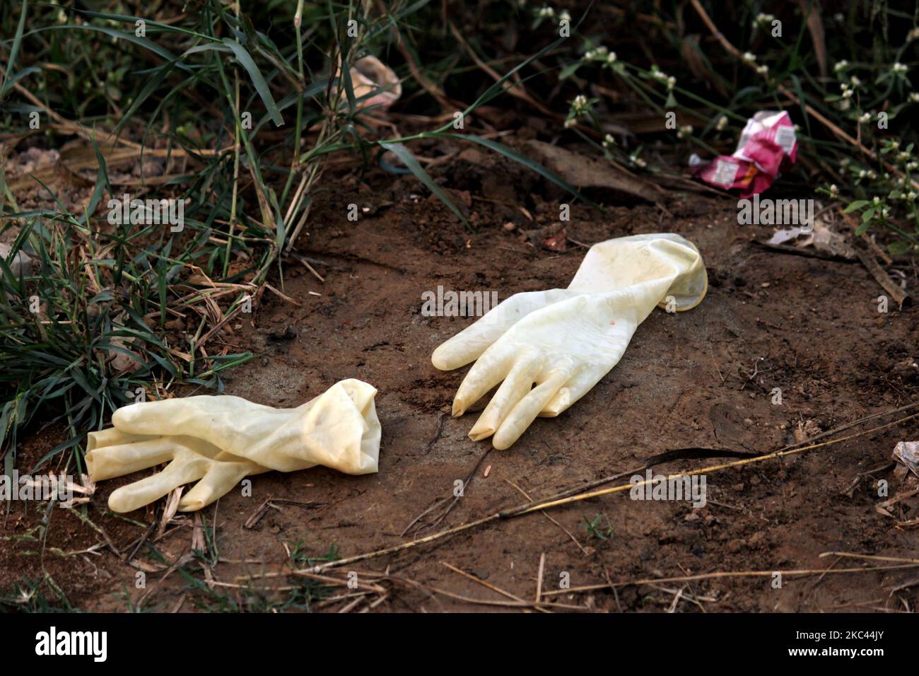 Discarded personal protective equipment's such as masks, gloves and kits are seen scattered all over the graveyard, at Jadid Qabristan Ahle - Islam graveyard, on November 12, 2020 in New Delhi. India has reported 48,285 fresh Covid-19 cases in the past 24 hours. The total caseload now stands at 8,684,039. The country's death toll has mounted to 128,164. (Photo by Mayank Makhija/NurPhoto) Stock Photo