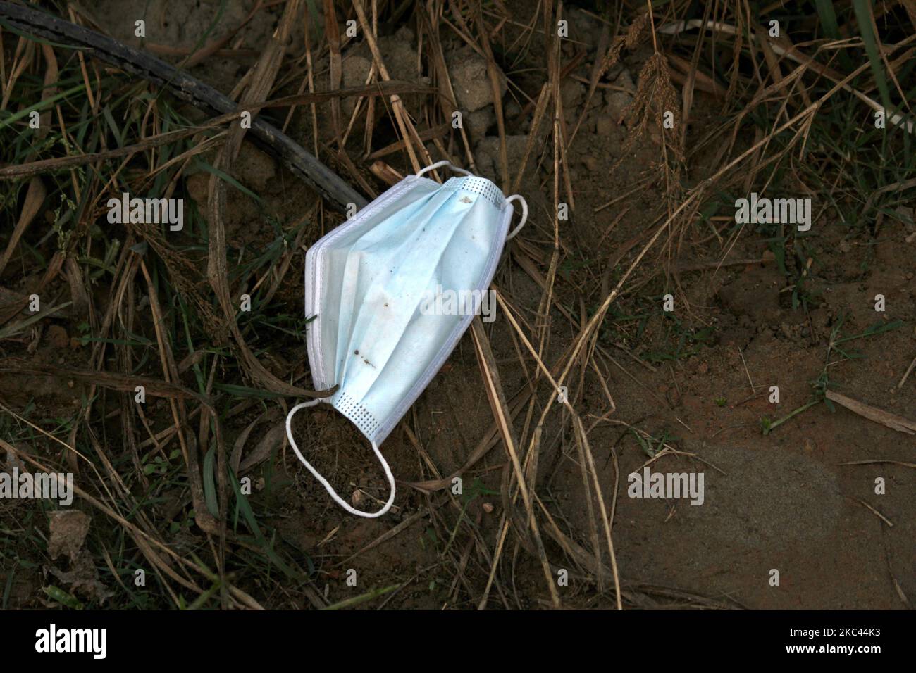 Discarded personal protective equipment's such as masks, gloves and kits are seen scattered all over the graveyard, at Jadid Qabristan Ahle - Islam graveyard, on November 12, 2020 in New Delhi. India has reported 48,285 fresh Covid-19 cases in the past 24 hours. The total caseload now stands at 8,684,039. The country's death toll has mounted to 128,164. (Photo by Mayank Makhija/NurPhoto) Stock Photo