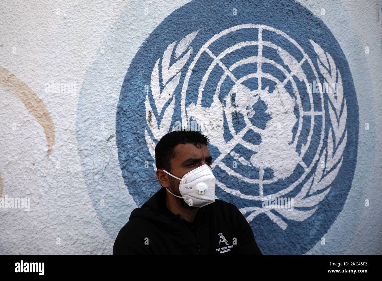 Palestinian UNRWA emplyees, mask-clad due to the COVID-19 coronavirus pandemic, protest outside the headquarters of the United Nations Relief and Works Agency for Palestine Refugees in the Near East (UNRWA) in Gaza City on November 17, 2020 against the reduction of their salaries. financial crisis' ever faced by the UN's agency for Palestinian refugees could lead to 'disaster' in the Gaza Strip and insecurity in Lebanon, the organisation's chief has warned. (Photo by Majdi Fathi/NurPhoto) Stock Photo