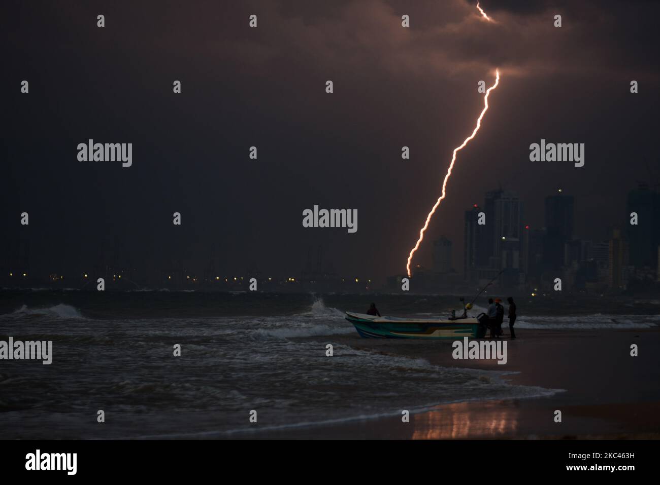 Lightning strikes building hi-res stock photography and images - Alamy