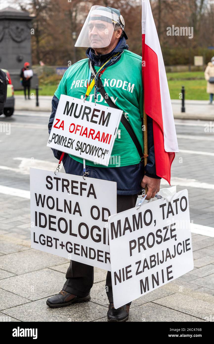 Right wing activist protests during Igor Tuleya disciplinary hearing in the Supreme Court in Warsaw, Poland on November 18, 2020. Judge Igor Tuleya is seen as the main opposition among judges who feel their freedoms are being politically violated by the ruling party Law and Justice. (Photo by Dominika Zarzycka/NurPhoto) Stock Photo
