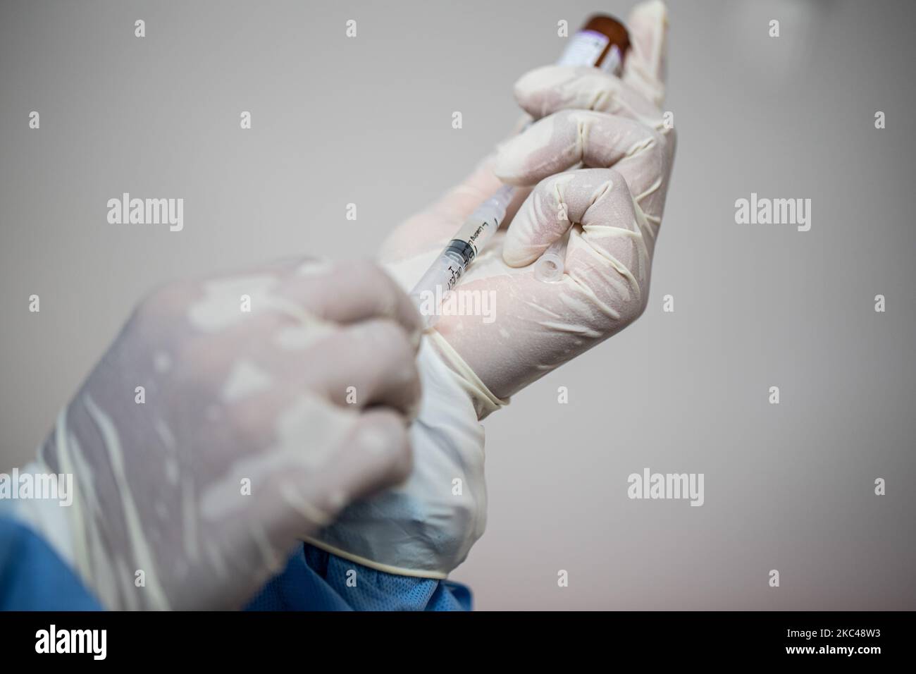 nurse-put-in-the-vaccine-fluid-to-the-sysringe-public-health-cinere