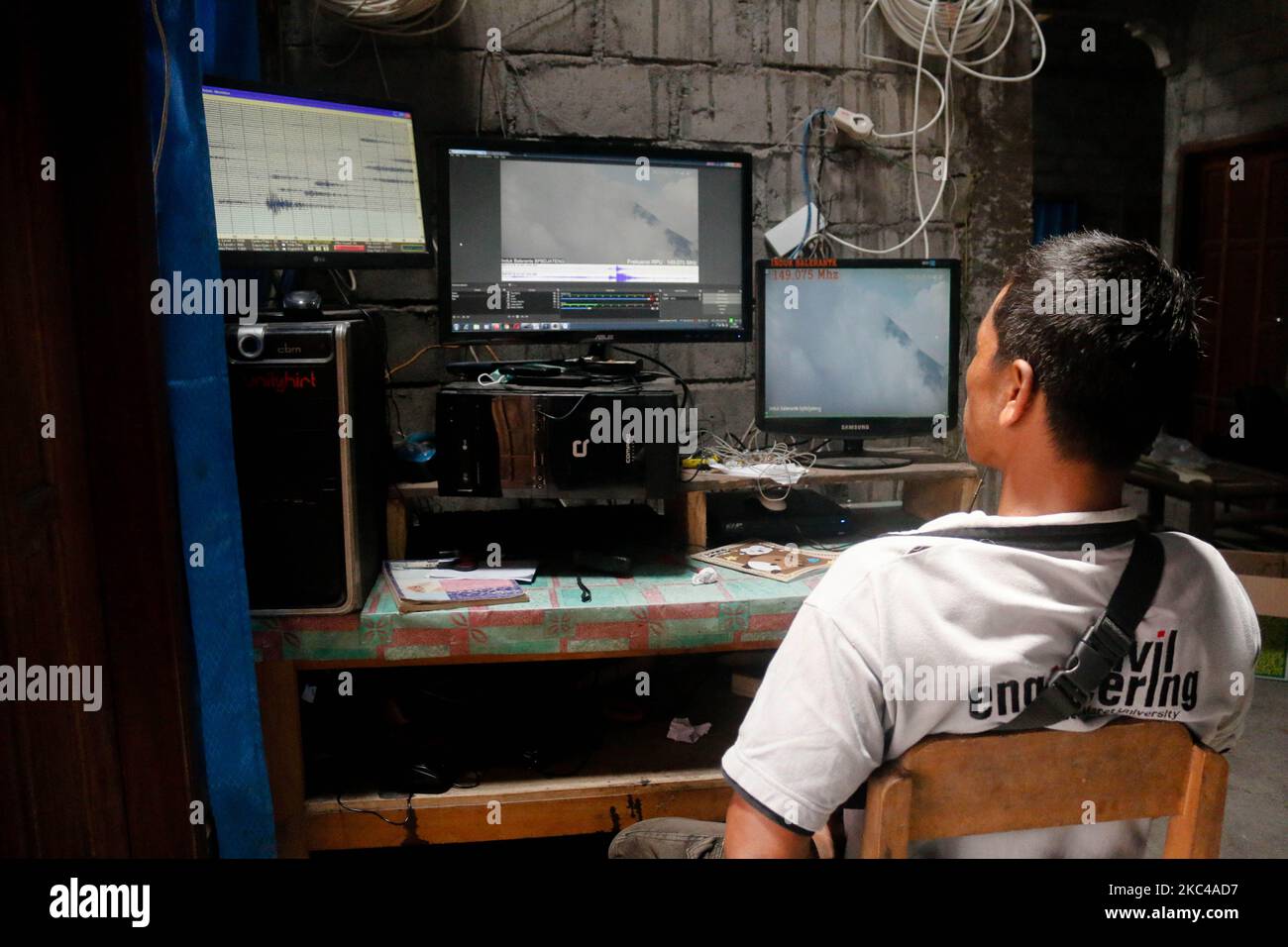 A natural disaster volunteers monitors the activity of merapi volcano through Closed Circuit Television (CCTV) at Mount Merapi monitoring station on November 21, 2020 in Balerante, Kemalang, Klaten, Central Java, Indonesia. Authorities in Indonesia issued raised the status of a level three alert and evacuated a densely populated village close to the summit of Mount Merapi, as the active volcano showed renewed signs of approaching an eruption. (Photo by Muhammad Ihsan/NurPhoto) Stock Photo