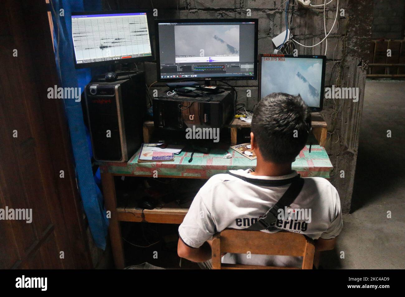 A natural disaster volunteers monitors the activity of merapi volcano through Closed Circuit Television (CCTV) at Mount Merapi monitoring station on November 21, 2020 in Balerante, Kemalang, Klaten, Central Java, Indonesia. Authorities in Indonesia issued raised the status of a level three alert and evacuated a densely populated village close to the summit of Mount Merapi, as the active volcano showed renewed signs of approaching an eruption. (Photo by Muhammad Ihsan/NurPhoto) Stock Photo