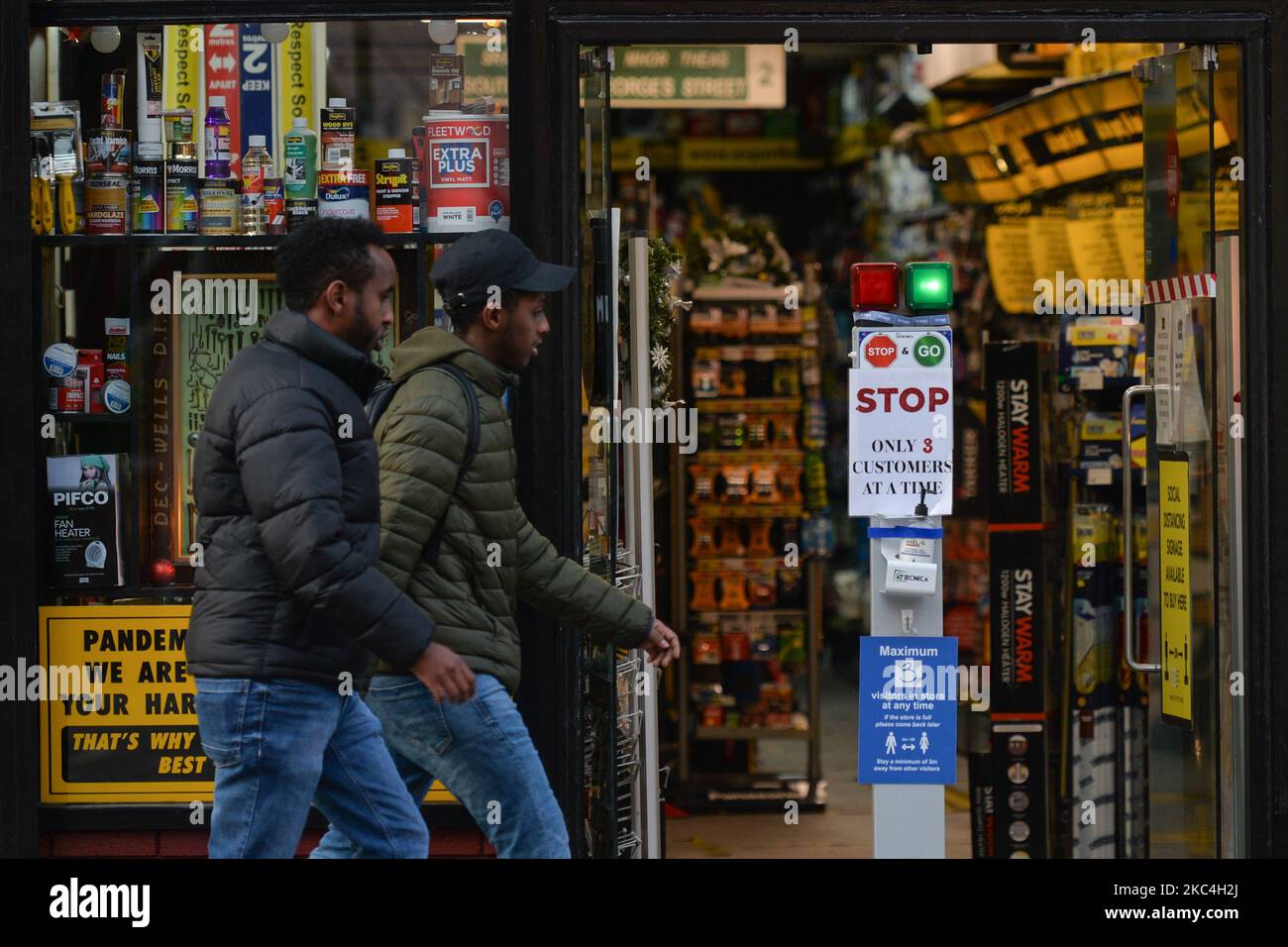 A traffic light, admitting only 3 customers at a time, seen at the entrance to a shop in Dublin's city centre. On Monday, November 23, 2020, in Dublin, Ireland. (Photo by Artur Widak/NurPhoto) Stock Photo