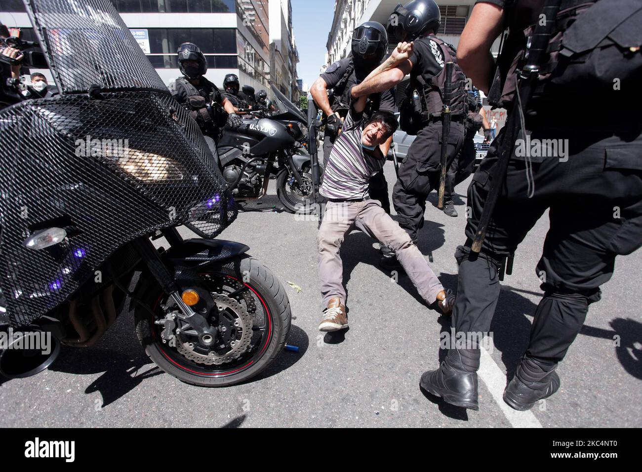 Thousands of people came to the Casa Rosada to see the coffin of Diego
