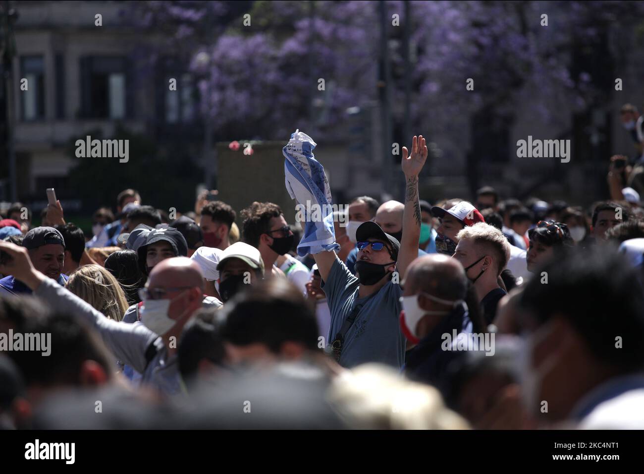 Thousands of people came to the Casa Rosada to see the coffin of Diego