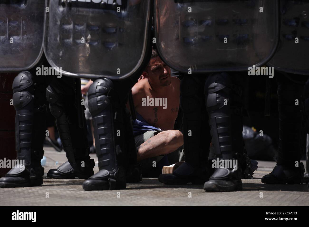 Thousands of people came to the Casa Rosada to see the coffin of Diego
