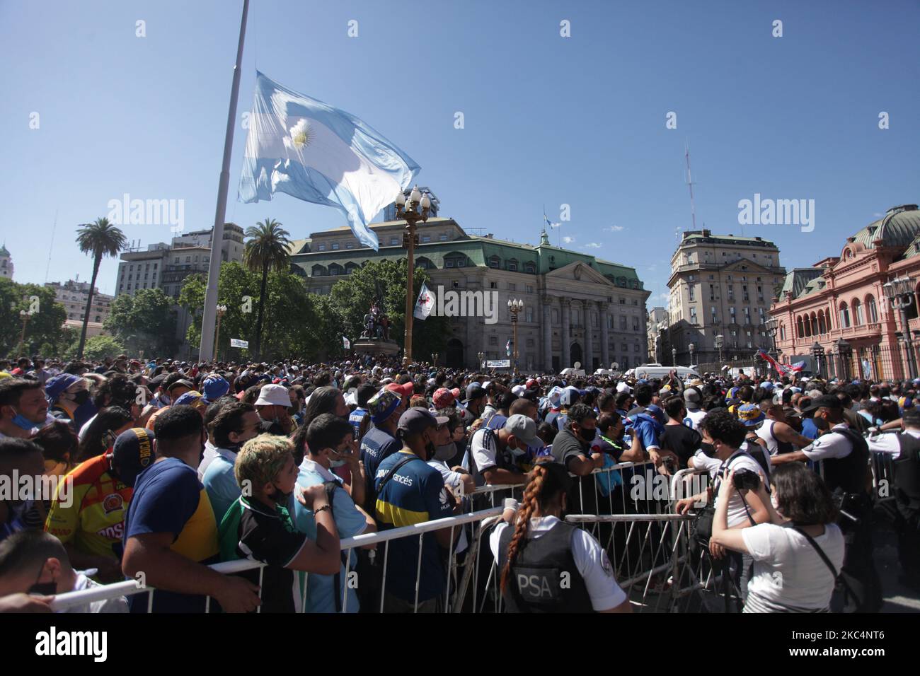 Thousands of people came to the Casa Rosada to see the coffin of Diego