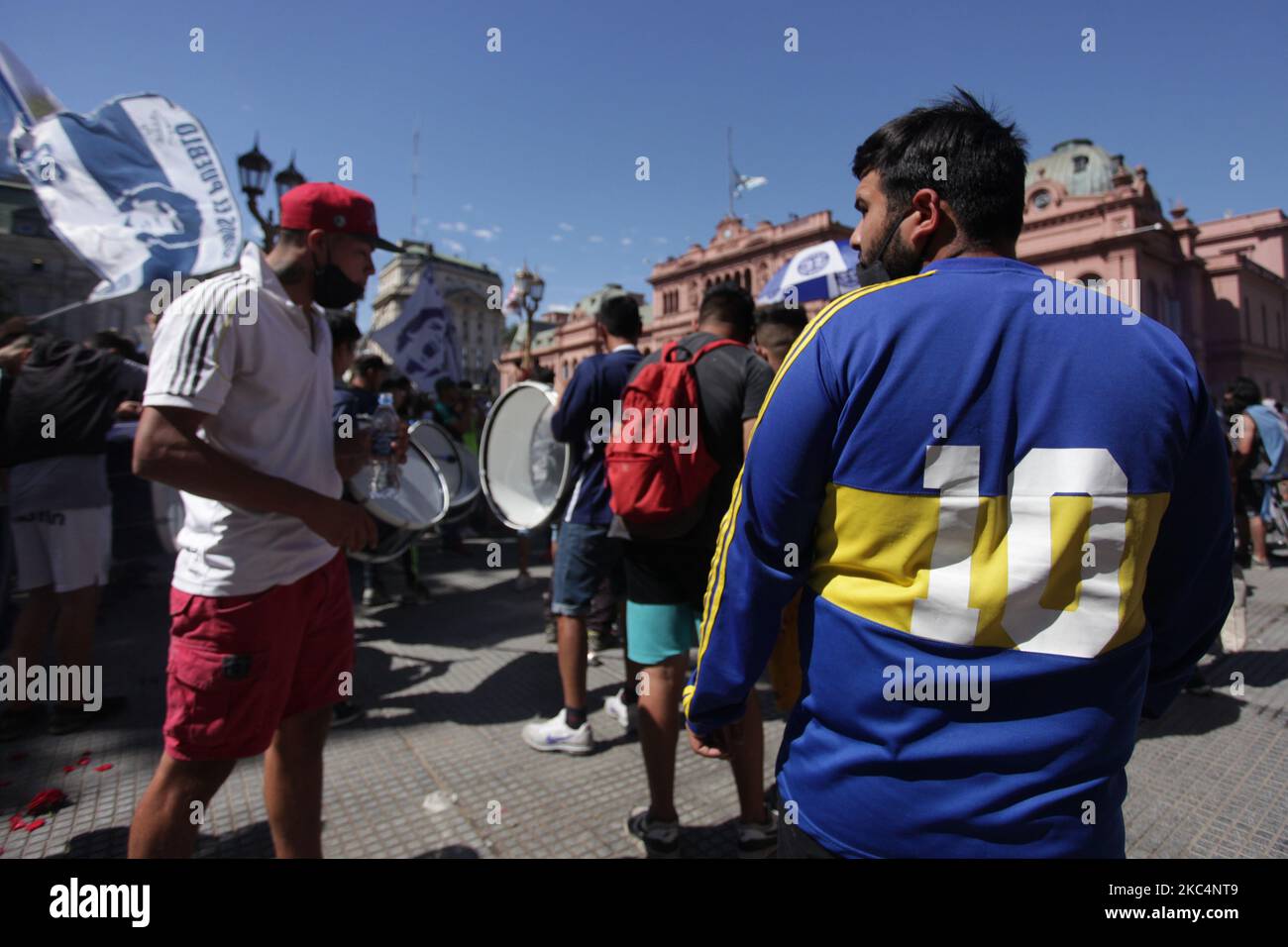 Thousands of people came to the Casa Rosada to see the coffin of Diego Armando Maradona, on November 26, 2020 in Buenos Aires, Argentina. Maradona died of a heart attack at his home on Thursday 25 aged 60 . He is considered among the best footballers in history and lead his national team to the World Cup in 1986. President of Argentina Alberto Fernandez declared three days of national mourning. (Photo by Carol Smiljan/NurPhoto) Stock Photo