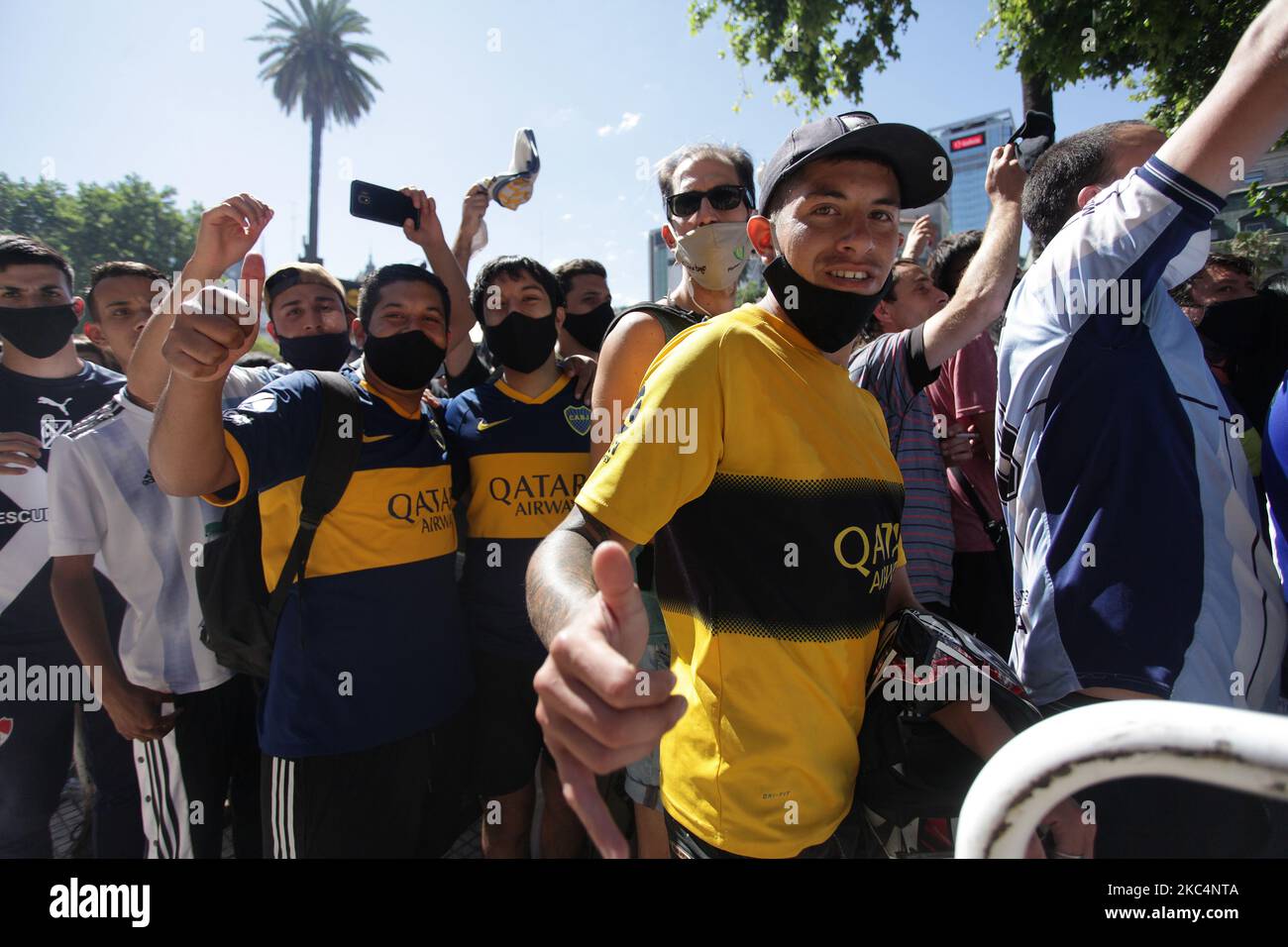 Thousands of people came to the Casa Rosada to see the coffin of Diego