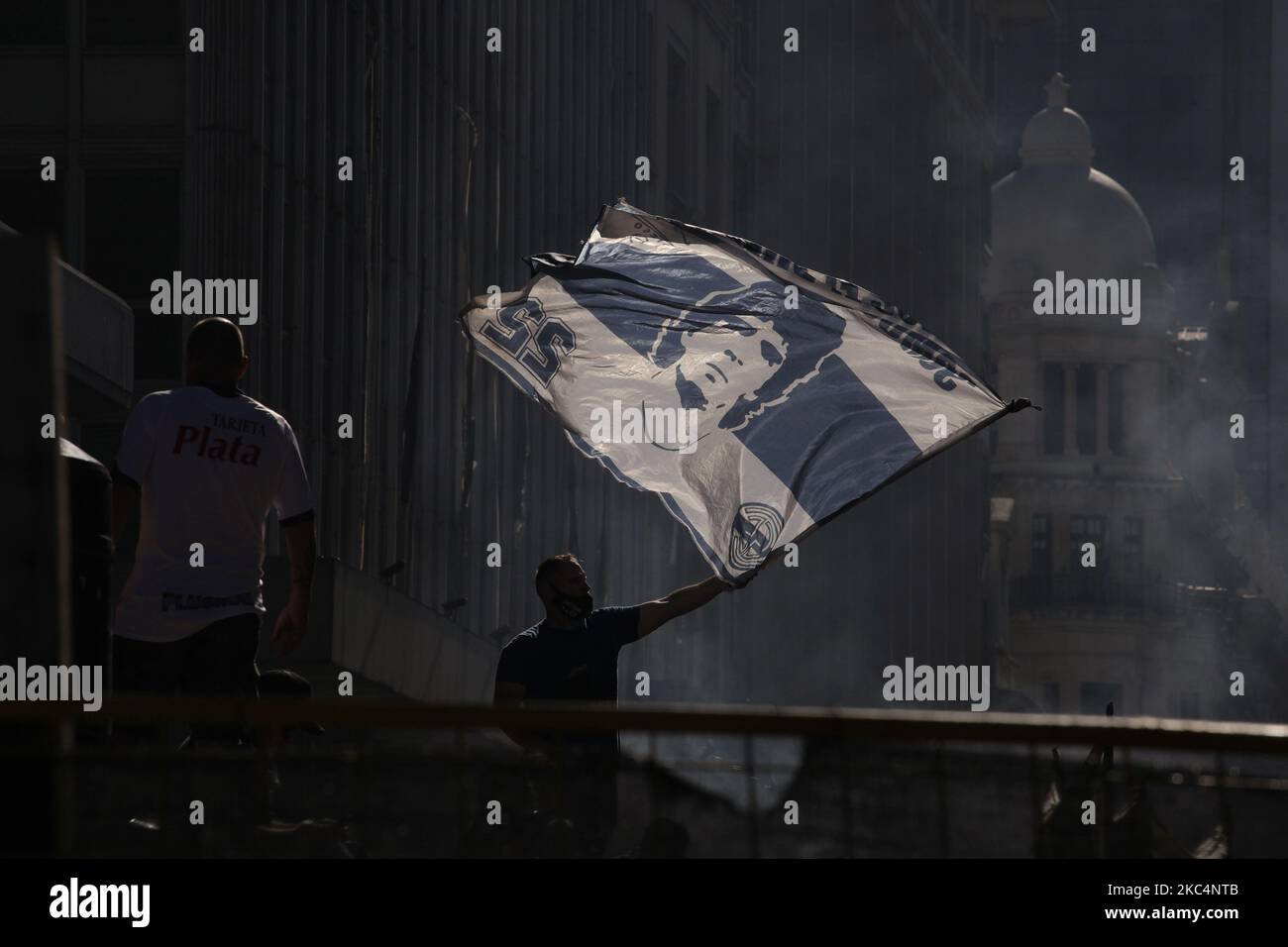 Thousands of people came to the Casa Rosada to see the coffin of Diego