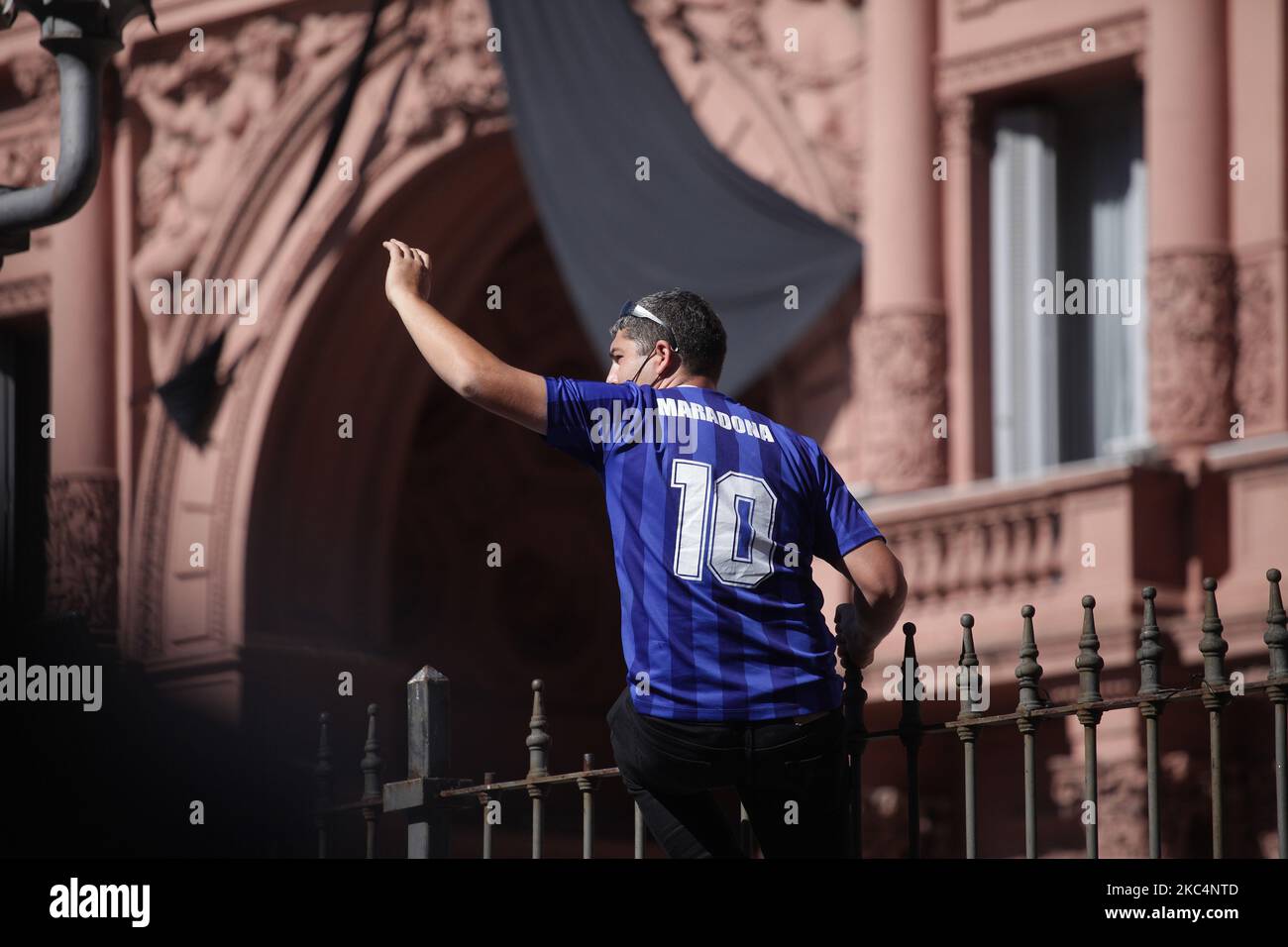 Thousands of people came to the Casa Rosada to see the coffin of Diego